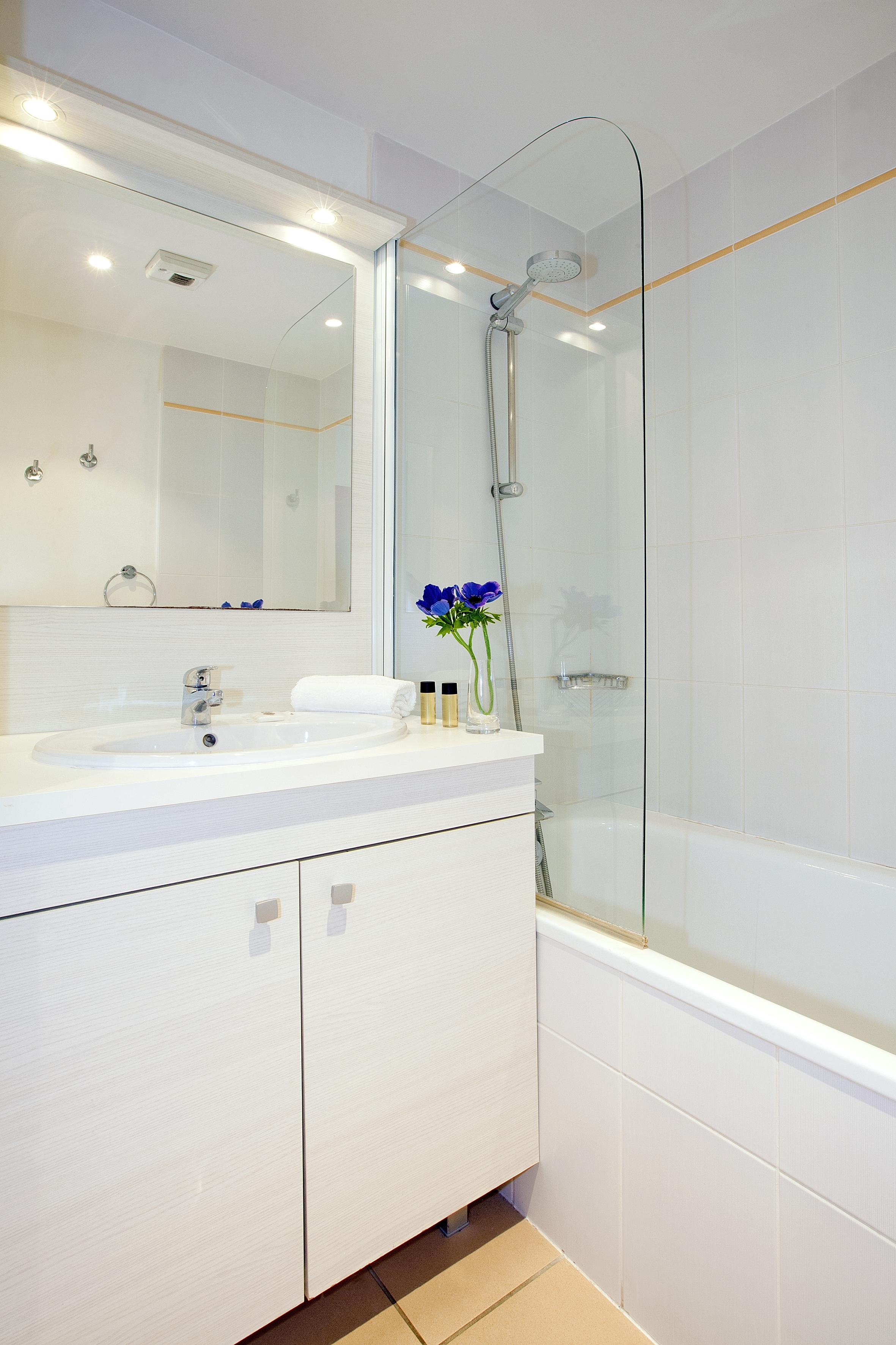 Sejours & Affaires Geneve Gex Les Rives Du Leman Aparthotel Exterior photo