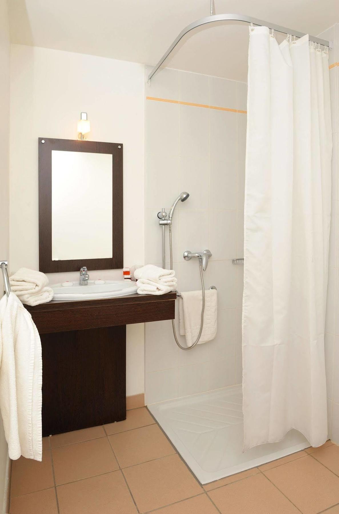 Sejours & Affaires Geneve Gex Les Rives Du Leman Aparthotel Exterior photo