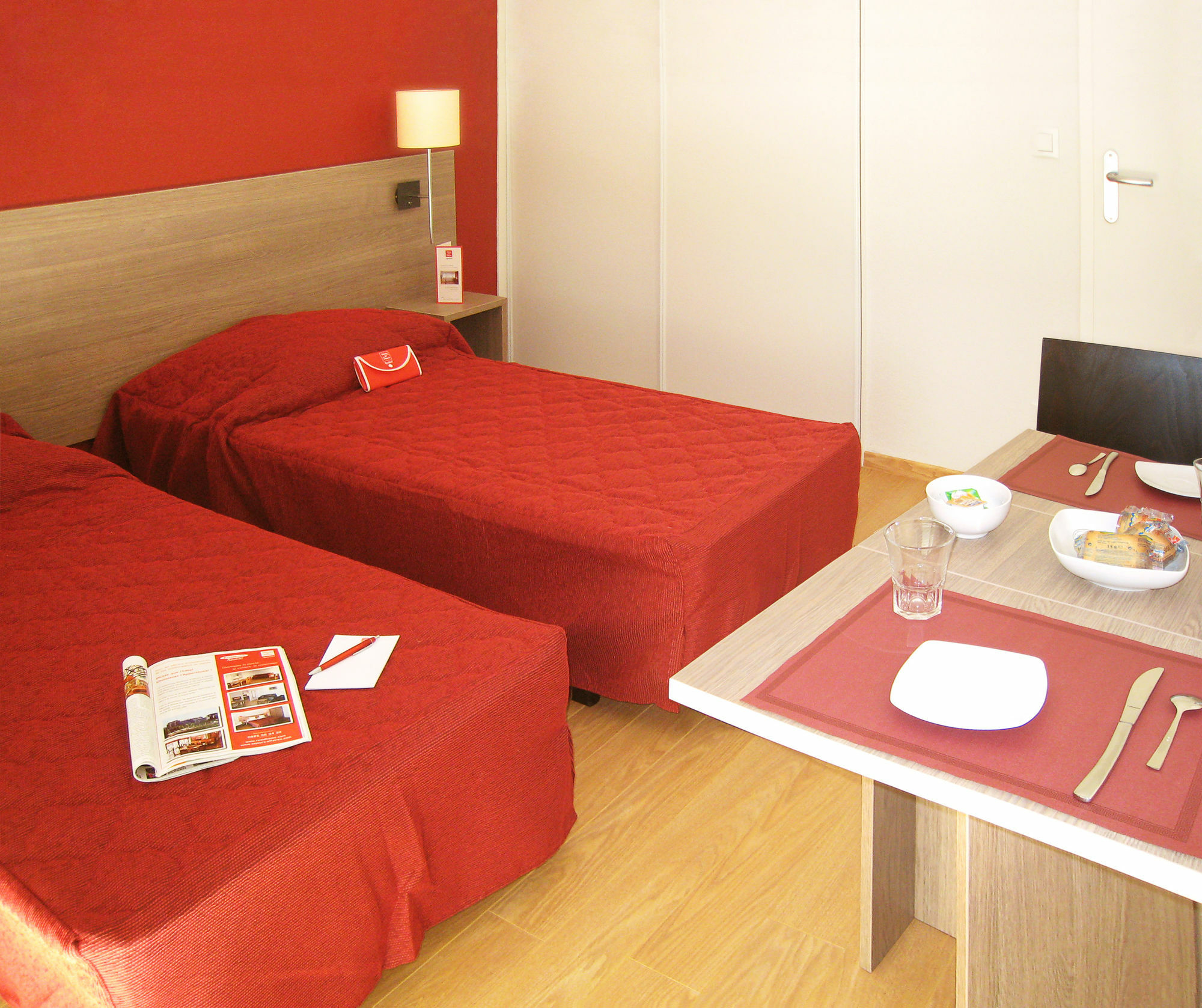 Sejours & Affaires Geneve Gex Les Rives Du Leman Aparthotel Exterior photo